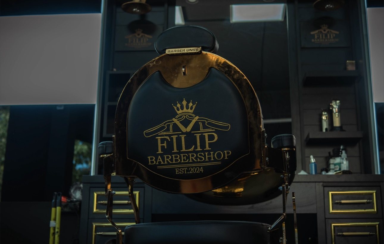 Бръснарски стол с логото на Filip Barbershop