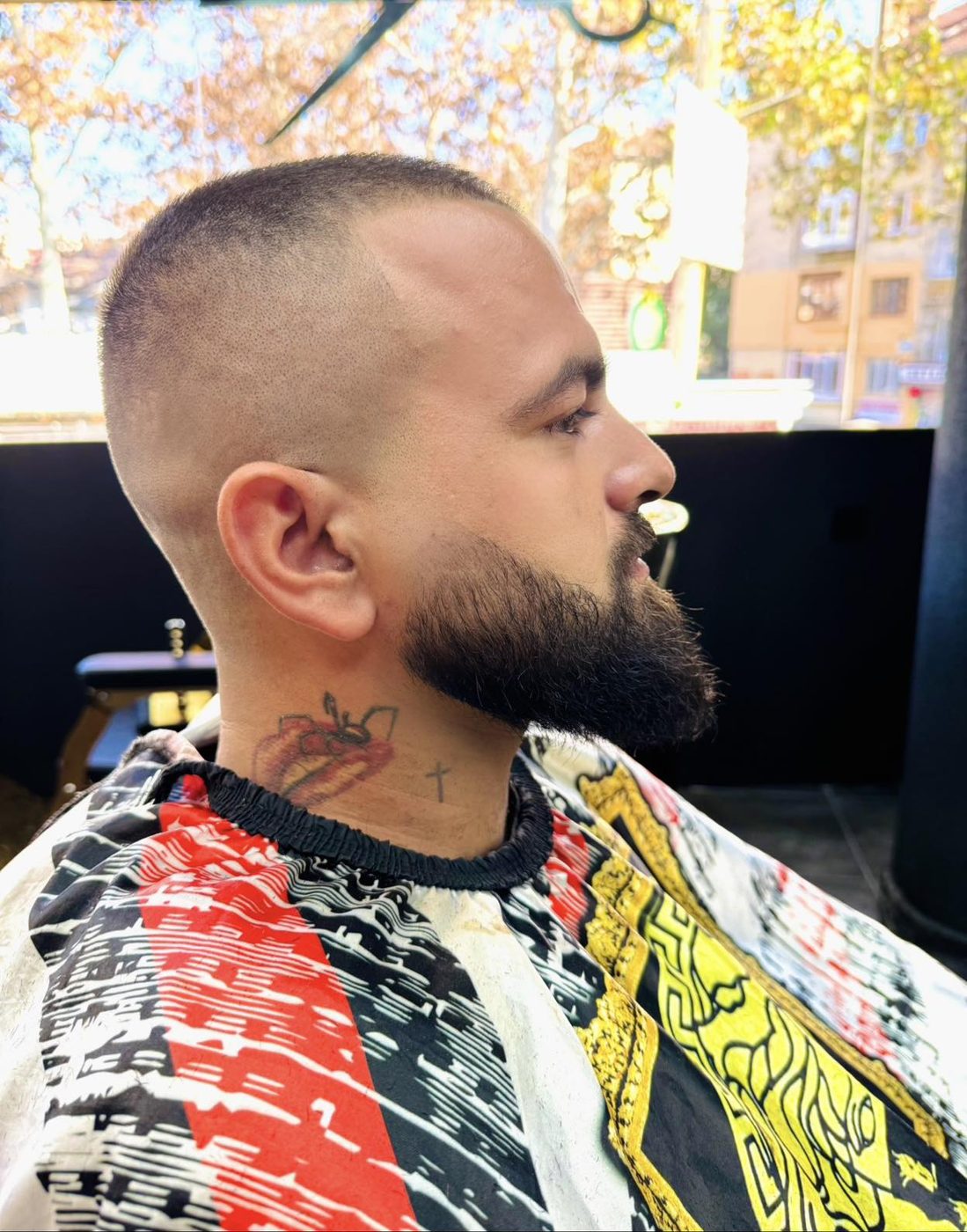 Buzz cut fade и плътна брада